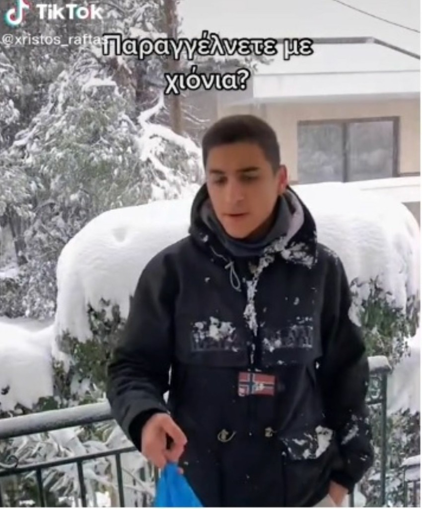 Το viral βίντεο για αυτούς που παραγγέλνουν ντιλίβερι μέσα στον χιονιά  – “Ήρθα με το έλκηθρο να του φέρω να φάει”