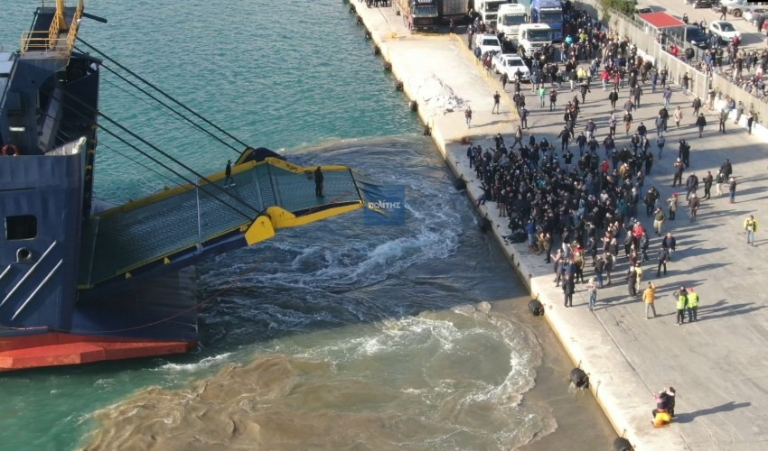 Θεοφάνια στον καταπέλτη του “Πελαγίτη” έκαναν οι κάτοικοι της Χίου (pics&vids)