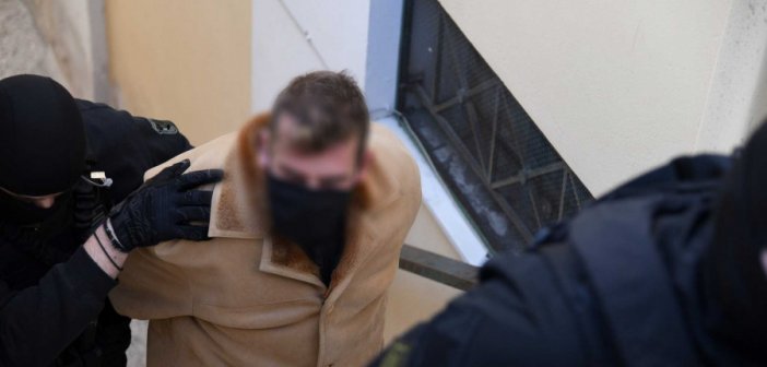 Στο εδώλιο ο προπονητής που κατηγορείται ότι βίαζε 11χρονη – Παρούσα η Μπεκατώρου (vid&pics)