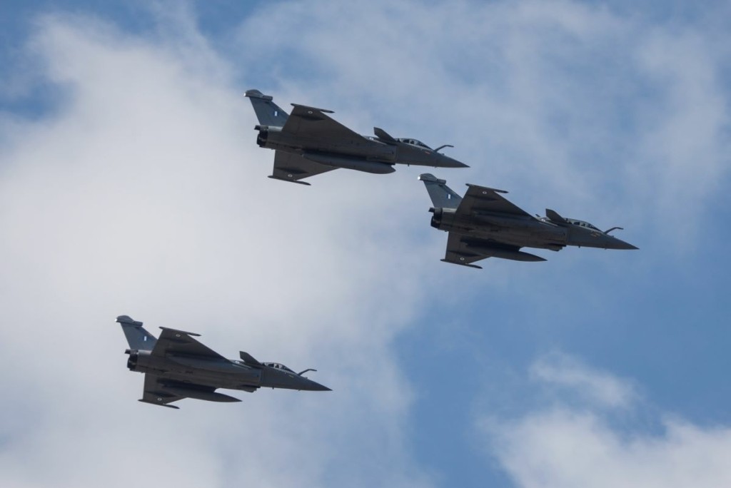Η στιγμή που τα Rafale πετάνε πάνω από την Ακρόπολη – Εντυπωσιακές εικόνες (vid)