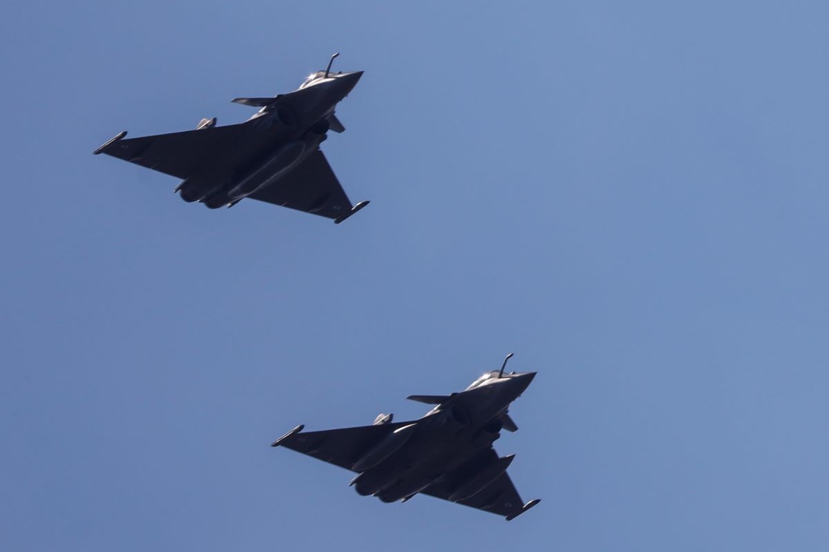 Γαλλία: Συγκρούστηκαν στον αέρα δυο Rafale – Αναζητούνται δυο πιλότοι