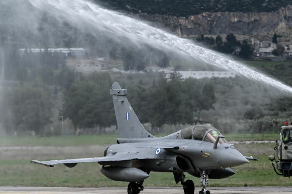 Τανάγρα: Συνελήφθησαν τέσσερα άτομα ασιατικής καταγωγής που φωτογράφιζαν στρατιωτικές εγκαταστάσεις και Rafale