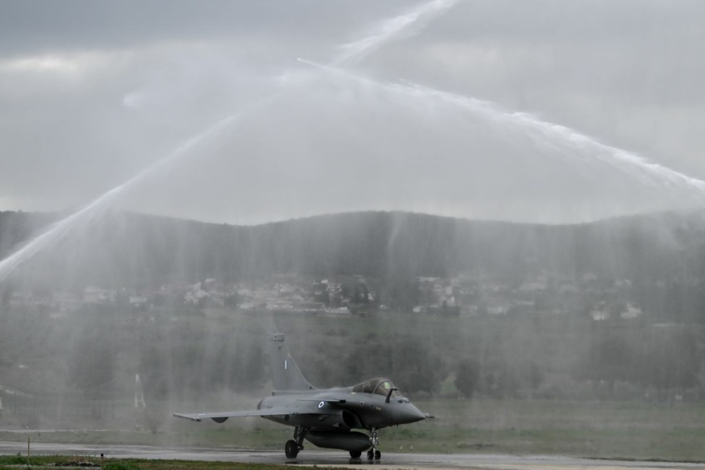 Η άφιξη των Rafale μέσα από 12 κλικ – Το  touch and go, η αψίδα και το μήνυμα των χειριστών (pics&vid)