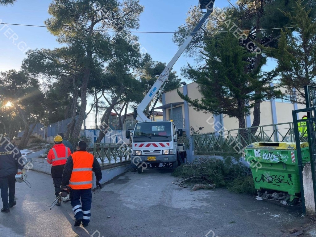 “Αγώνας δρόμου” για να ανοίξουν τα σχολεία στην Αγία Παρασκευή – Πάγος παντού και πεσμένα κλαδιά (pics)