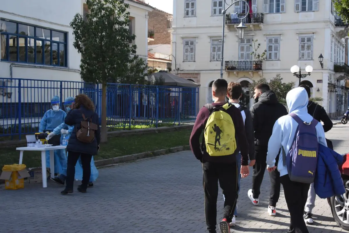 Αγωνία για την “επόμενη μέρα” στα σχολεία – Πότε θα φανεί αν η λειτουργία τους οδηγεί σε σοβαρή αύξηση κρουσμάτων