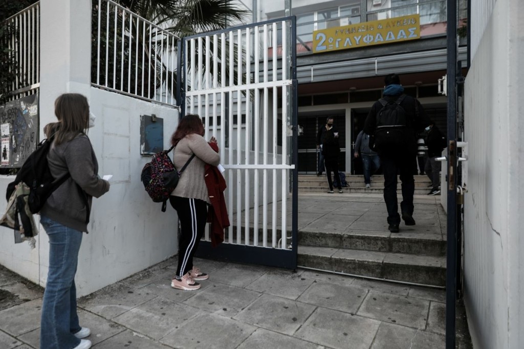 Το “πρώτο κουδούνι” θα χτυπήσει στα σχολεία με self test – Πώς θα αντιμετωπίζονται τα κρούσματα