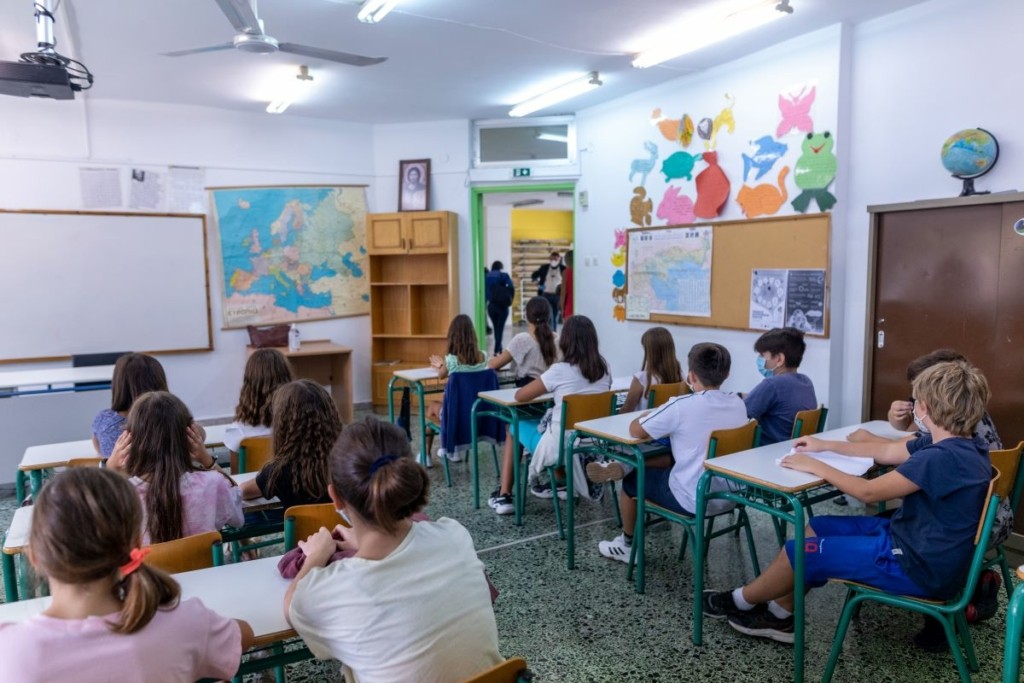 Επιστροφή στα θρανία για τους μαθητές – Ανησυχία για το τρομακτικό “κοκτέιλ” ιώσεων, γρίπης και κορονοϊού (vids)