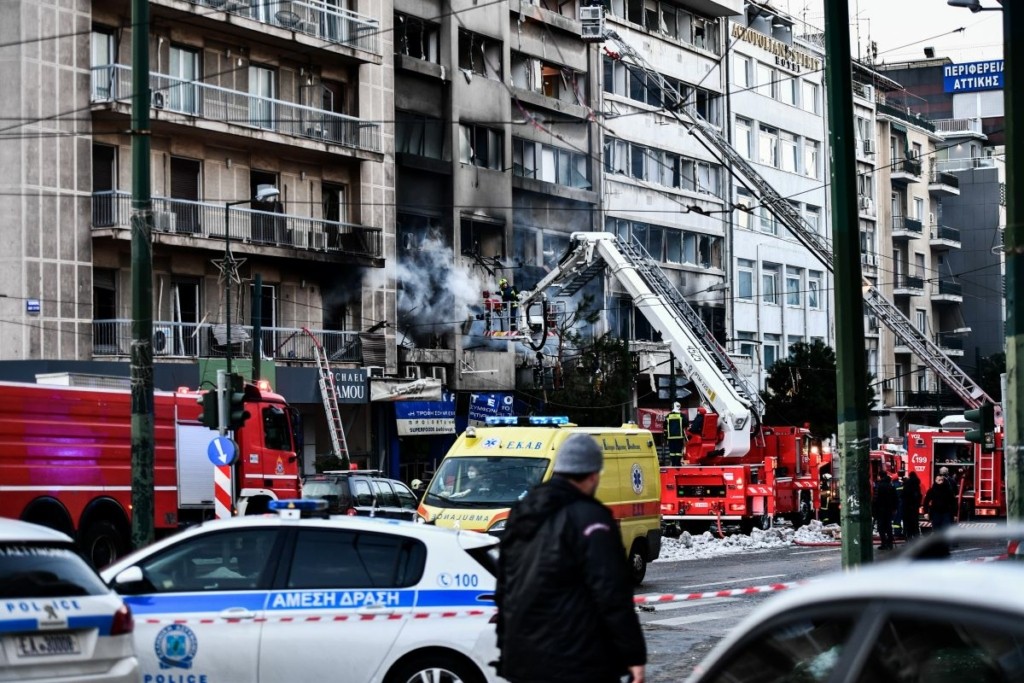 Γης μαδιάμ η Συγγρού μετά τη μεγάλη έκρηξη – Οι σοβαρές ζημιές σε σπίτια και αυτοκίνητα και τα σενάρια που εξετάζουν οι αρχές (vids)
