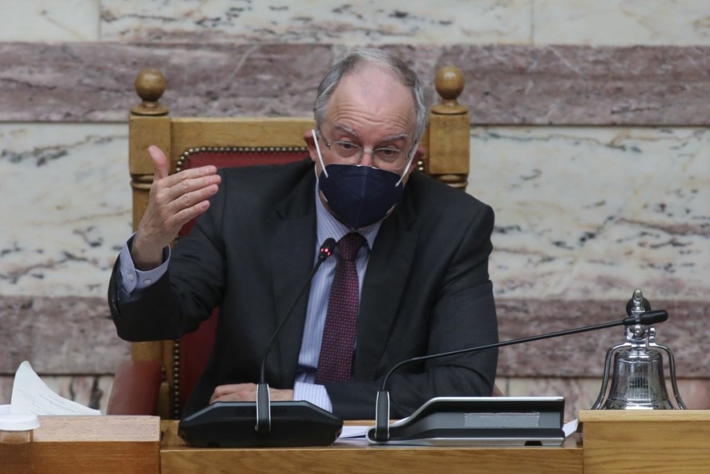 Έξαλλος ο Τασούλας με τις τουρκικές μάσκες στη Βουλή – Έδωσε εξηγήσεις για την επιλογή τους
