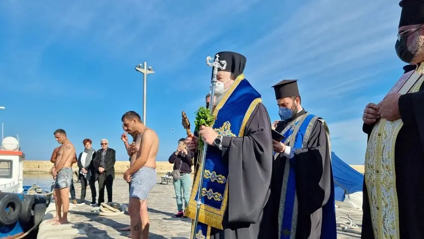 Ο “ρέκορντμαν” των Θεοφανίων – Έχει πιάσει 17 φορές σε 22 προσπάθειες τον σταυρό!