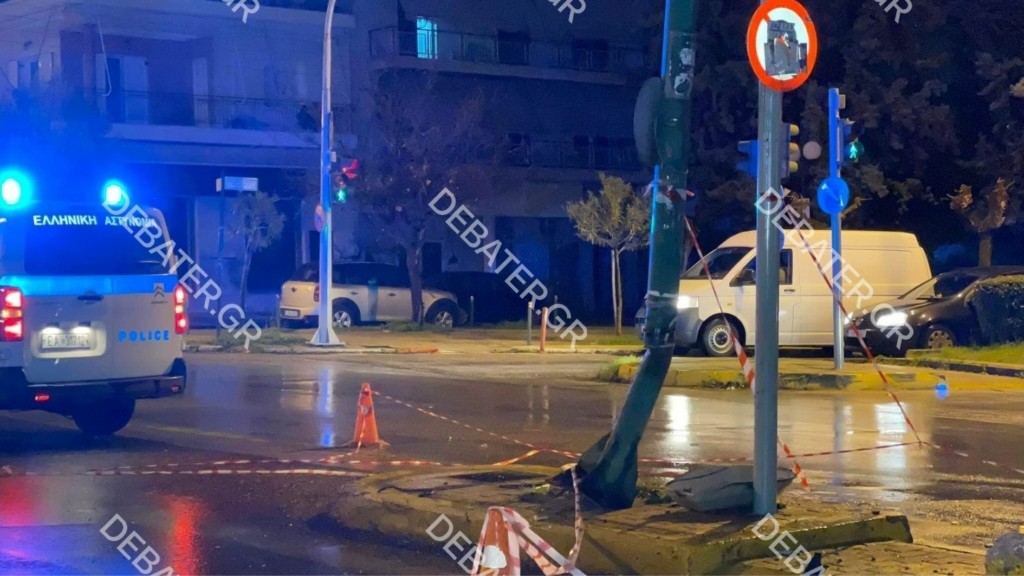 Τροχαίο ατύχημα στην Ηλιούπολη – Χτύπησε σε κολώνα και σε στύλο σήμανσης (pics&vid)