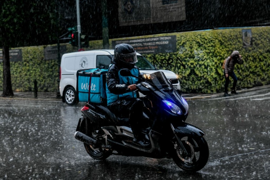 “Θύελλα” αντιδράσεων με τη Wolt – Καταγγελίες ότι απέλυσε εργαζόμενο επειδή ζήτησε από συναδέλφους του να μην δουλέψουν στα χιόνια