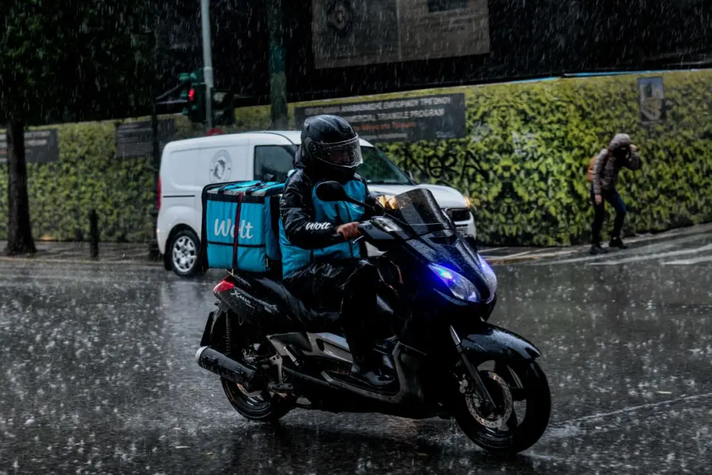 “Θύελλα” αντιδράσεων με τη Wolt – Καταγγελίες ότι απέλυσε εργαζόμενο επειδή ζήτησε από συναδέλφους του να μην δουλέψουν στα χιόνια