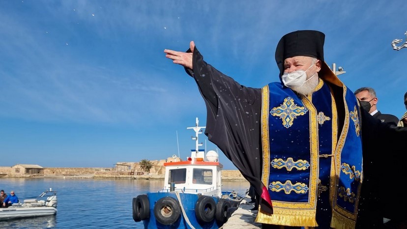 Λιτός ο εορτασμός των Θεοφανίων στα Χανιά – Ο Μητροπολίτης Δαμασκηνός έριξε το σταυρό στο Ενετικό Λιμάνι (pic&vid)
