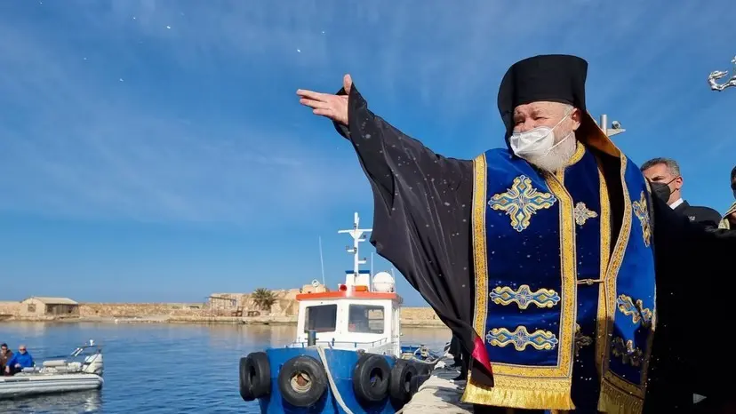 Λιτός ο εορτασμός των Θεοφανίων στα Χανιά – Ο Μητροπολίτης Δαμασκηνός έριξε το σταυρό στο Ενετικό Λιμάνι (pic&vid)