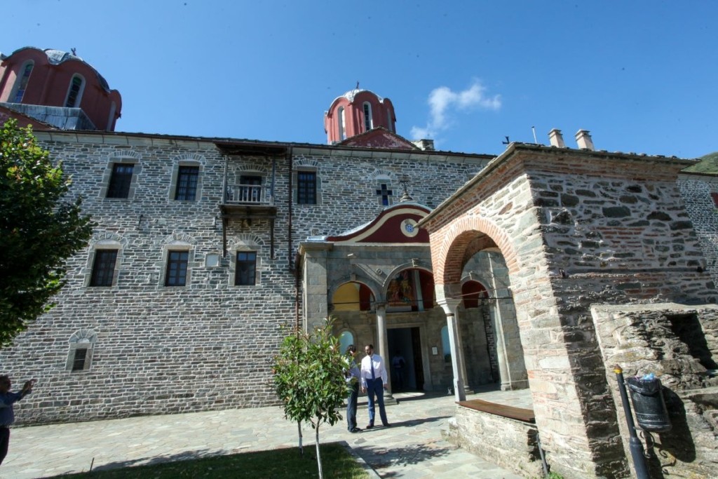 Μοναχός κατήγγειλε αντιεμβολιαστές ιερείς στο Άγιο Όρος – Για τι τους κατηγορεί