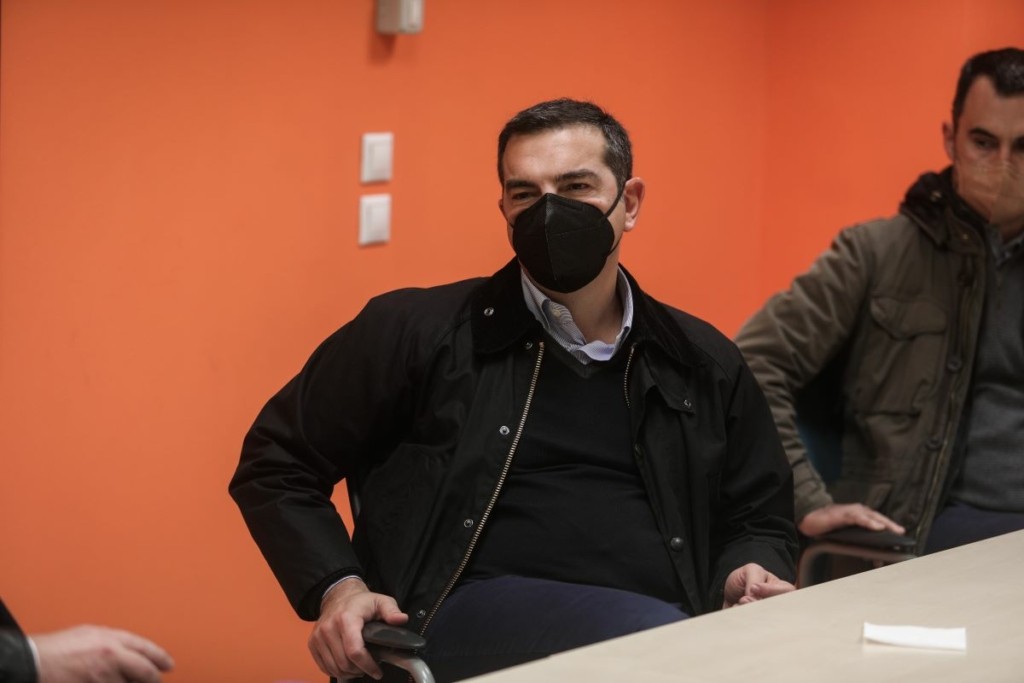 Ο Αλέξης Τσίπρας “καρφώνει” τον ΕΟΔΥ για τις συστάσεις του με θετικό rapid test