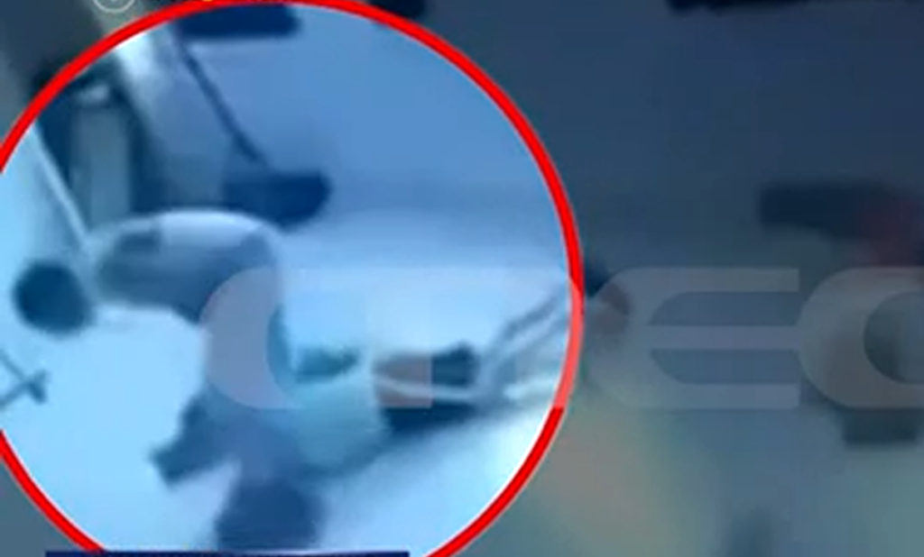 Οργή για το βίντεο ντοκουμέντο – Φυσιοθεραπευτής κλωτσάει στο κεφάλι 10χρονο αυτιστικό παιδί