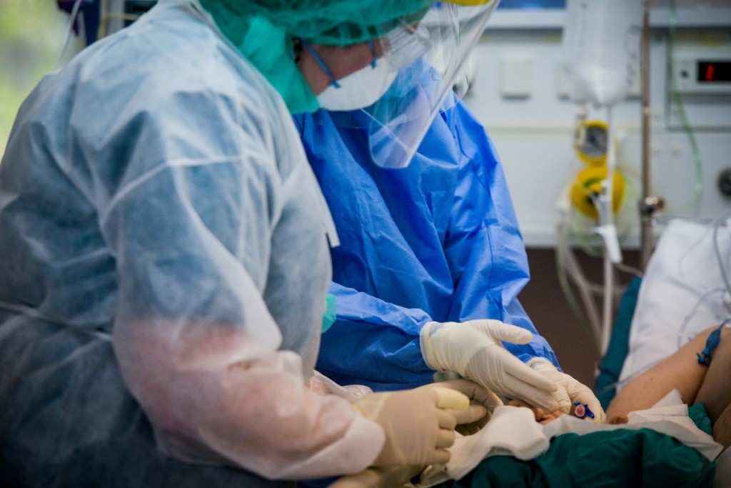 Η μετάλλαξη Όμικρον προκαλεί λιγότερο σοβαρή νόσηση σύμφωνα με νέα μελέτη