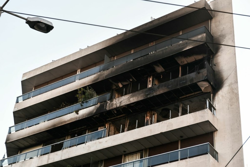 Νεκρός ο άνδρας από την πυρκαγιά στην Αγίου Μελετίου – Καιγόταν στο μπαλκόνι (pics&vid)