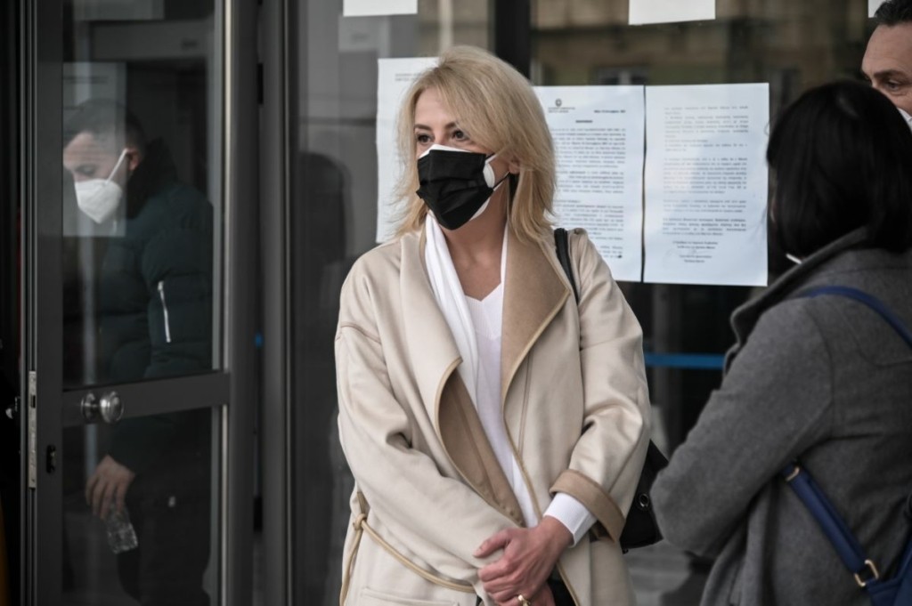 Απολογείται η Ρένα Δούρου για την τραγωδία στη Μάνδρα – “Αναλαμβάνω την πολιτική αλλά όχι την ποινική ευθύνη”