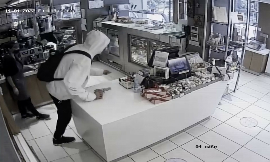 Βίντεο ντοκουμέντα από ένοπλη ληστεία στη Θεσσαλονίκη – Μπούκαρε σε ζαχαροπλαστείο και απείλησε τις υπαλλήλους