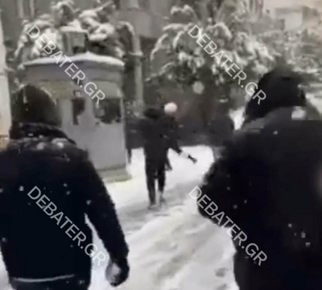 Φίλαθλοι της Θύρας 13 πέταξαν… χιονόμπαλες στο ΑΤ Δάφνης (vid)