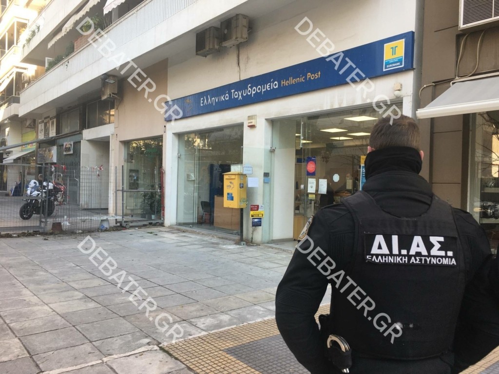 Μπήκε με καλάσνικοφ σε ΕΛΤΑ στο Νέο Φάληρο, άρπαξε χρήματα και έφυγε σαν “κύριος”