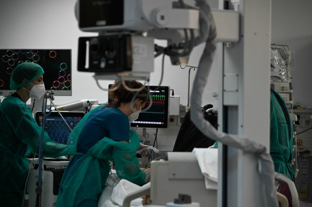 Πώς η μετάλλαξη Όμικρον κατάφερε να τινάξει στον αέρα τα συστήματα υγείας της Ευρώπης