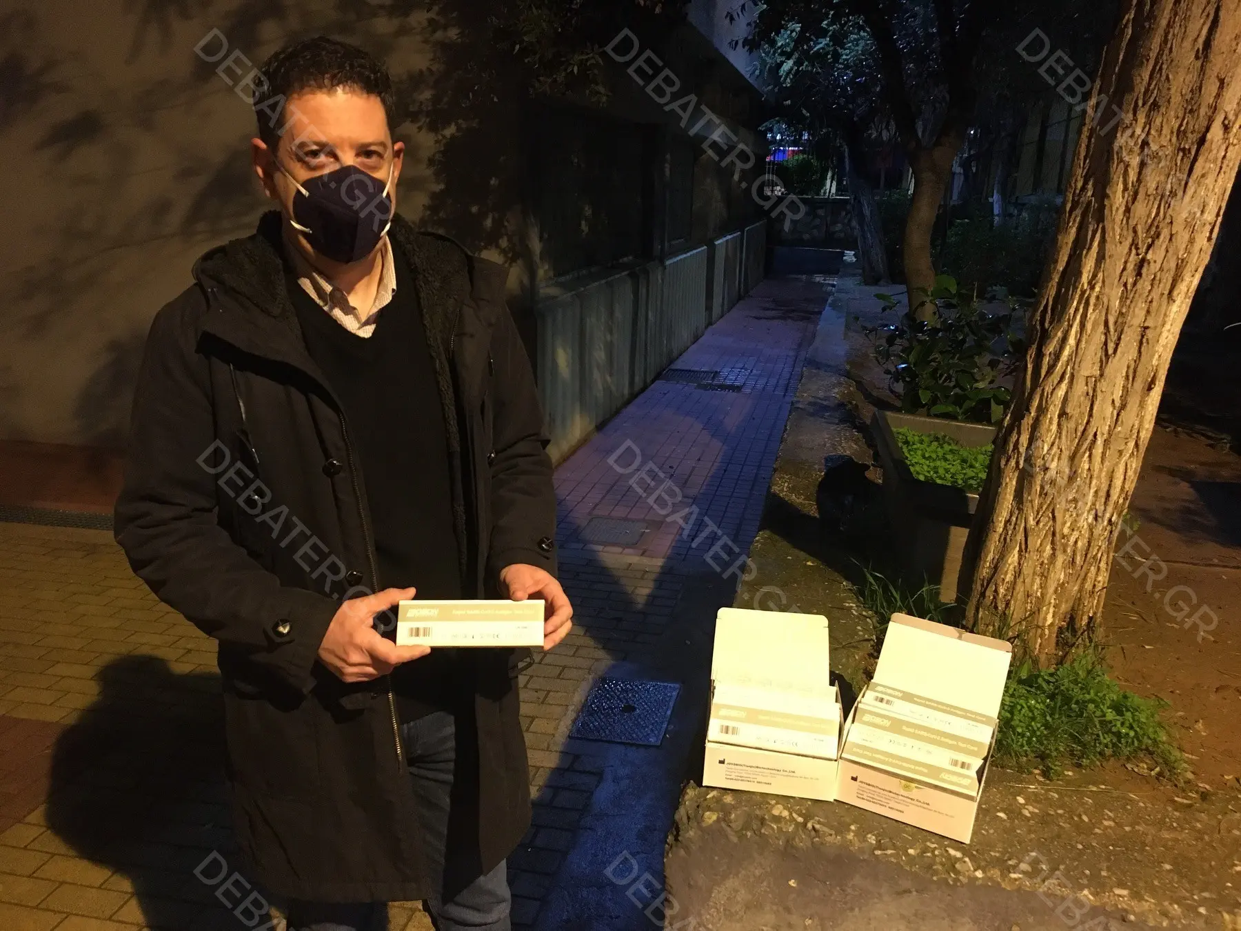 Από τις επτά το πρωί η παραλαβή των self test έξω από τα σχολεία – Τα προβλήματα της νέας διαδικασίας (vids)