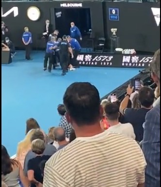 Χαμός στον τελικό του Australian Open – Εισέβαλε στο γήπεδο και προσπάθησε να διακόψει τον αγώνα (vid)