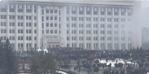 “Στη μάχη” ο στρατός στο Καζακστάν – Χάος στο Αλμάτι – Έρχεται βοήθεια από τη Ρωσία (vids)