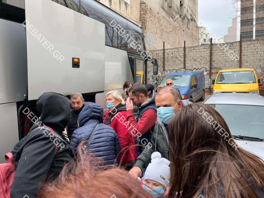 Στην Αθήνα οι πρώτοι Έλληνες και πρόσφυγες από την Ουκρανία – Κατάφεραν να ξεφύγουν από τον πόλεμο (pics)