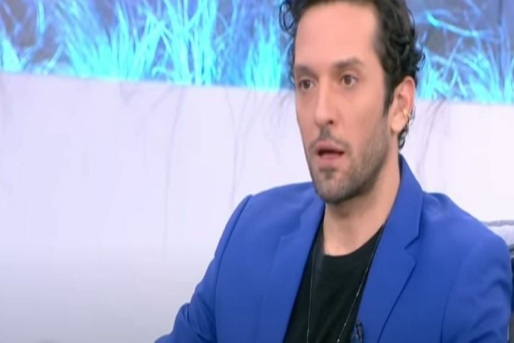 Ο Δημήτρης Μοθωναίος ποζάρει γυμνός στο κρεββάτι