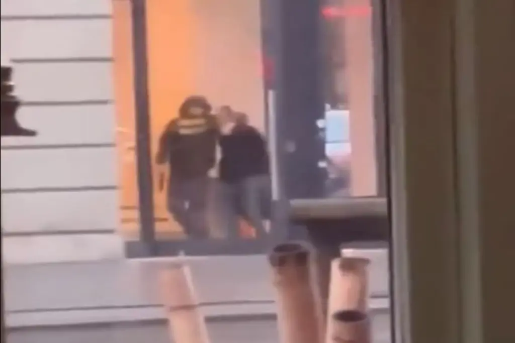 Έτρεχαν να ξεφύγουν από το θρίλερ που έζησαν σε κατάστημα στο Άμστερνταμ – Εκκενώθηκε η πλατεία εμπορικού κέντρου (vid)