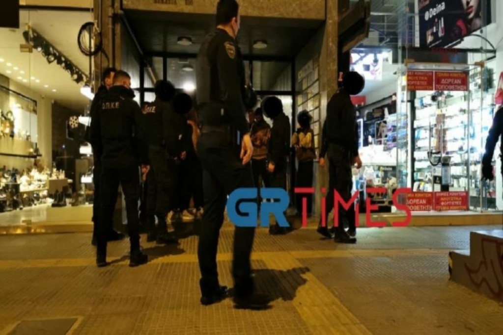 Πέταξαν μπουκάλια και πέτρες σε λεωφορείο στη Θεσσαλονίκη – 12 προσαγωγές (vid)