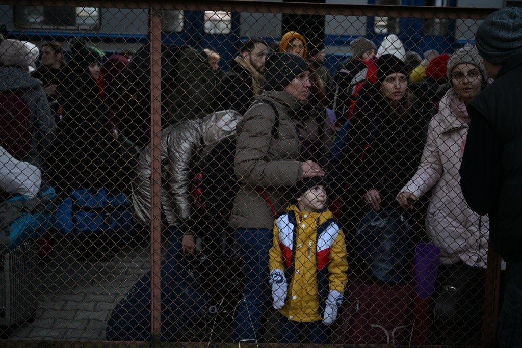 Πάνω από 300.000 Ουκρανοί διέφυγαν σε χώρες της ΕΕ για να γλιτώσουν από τη φρίκη του πολέμου (vids)