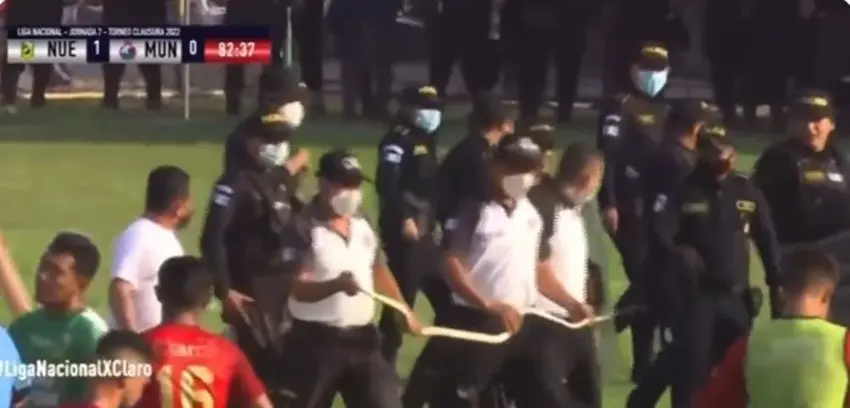 Πανικός σε ποδοσφαιρικό αγώνα στη Γουατεμάλα – Φίδι εισέβαλε στον αγωνιστικό χώρο (vid)