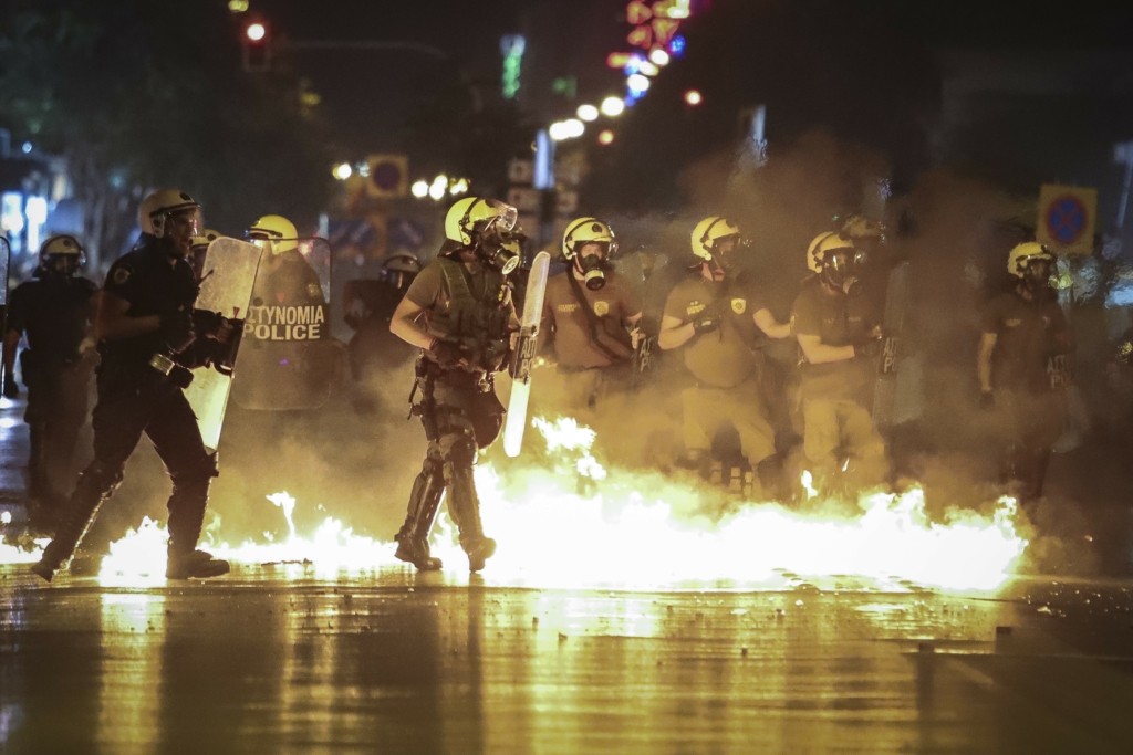 Πέταξαν βόμβες μολότοφ σε διμοιρία των ΜΑΤ έξω από το τουρκικό προξενείο (pics&vid)