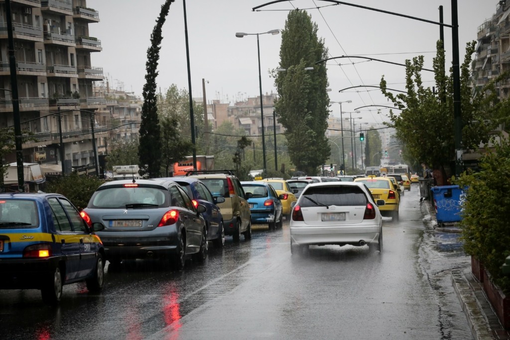 Ισχυρές καταιγίδες χτυπούν την Αττική – Χαμός στους δρόμους (vid)