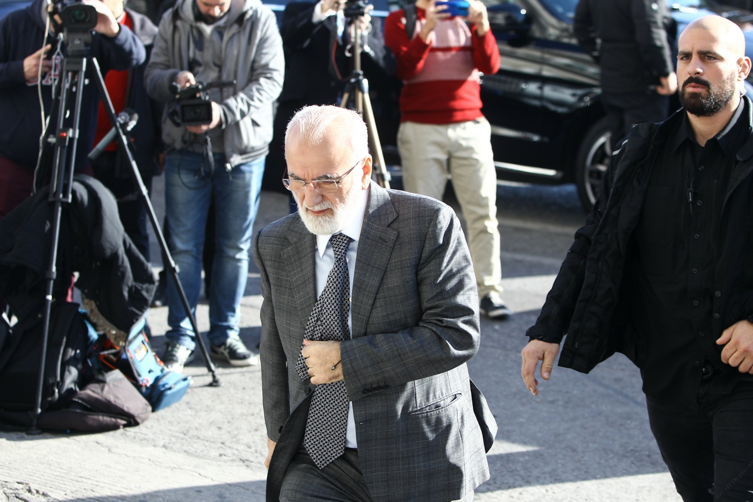 Ξεκίνησε η δίκη του μεγαλομετόχου της ΠΑΕ ΠΑΟΚ, Ιβάν Σαββίδη για την εισβολή με όπλο στο γήπεδο της Τούμπας