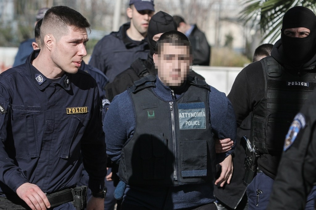 Στο Εφετείο με αλεξίσφαιρο και δεμένος πισθάγκωνα ο ένας από τους κατηγορούμενους της υπόθεσης Τοπαλούδη