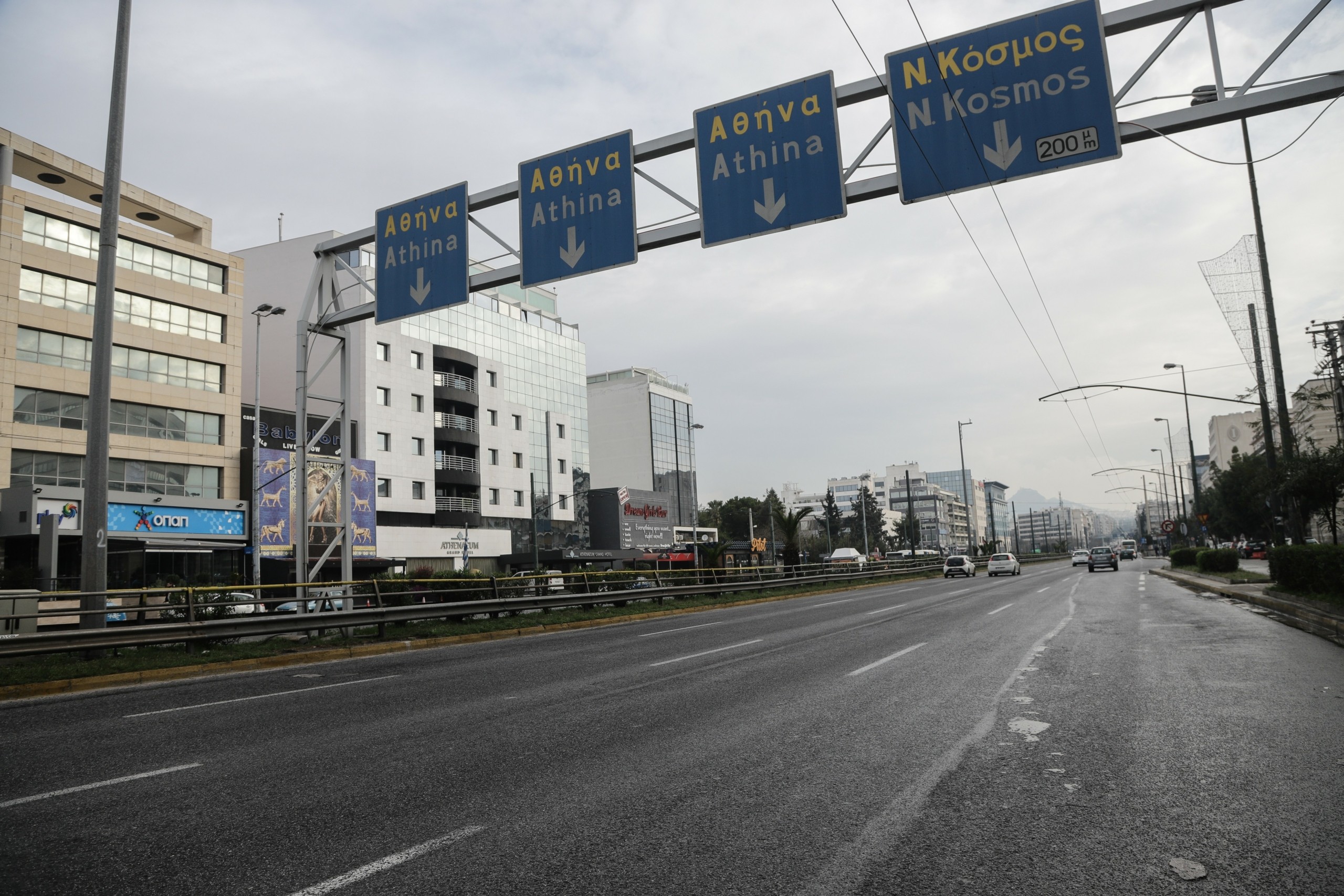 Λήξη συναγερμού στη Συγγρού – Κατέβηκε από την ταράτσα ο άνδρας που απειλούσε να πέσει