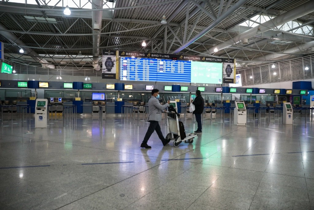 Awkward! Μητσοτάκης και Πολάκης μέσα στο ίδιο αεροπλάνο για Κρήτη
