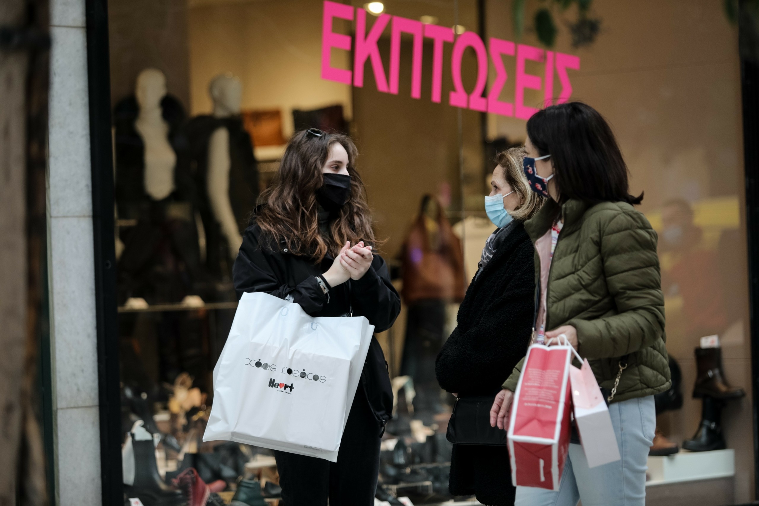 Πότε θα “αποχαιρετήσουμε” μάσκες σε εσωτερικούς χώρους και πιστοποιητικά