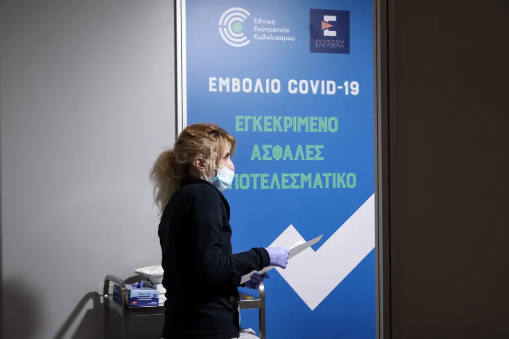 Ποιοι θεωρούνται ανεμβολίαστοι χωρίς την τρίτη δόση – Διευκρινίσεις Γεωργαντά