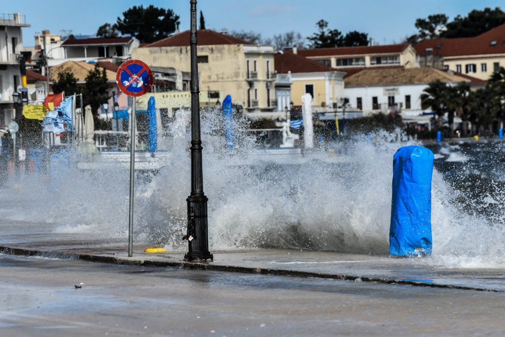 Καιρός σήμερα: Εκρηκτικό “κοκτέιλ” με μπουρίνια, θυελλώδεις ανέμους 9 μποφόρ και ζέστη – Υψηλός ο κίνδυνος πυρκαγιάς