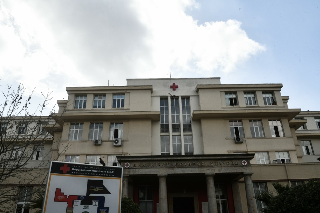 Συναγερμός στον Ερυθρό Σταυρό – Γυναίκα απειλούσε να πέσει από την ταράτσα