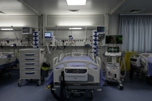 Κορωπί: Με βλάβες σε ζωτικά όργανα και εγκέφαλο ο 22χρονος που κατάπιε αμάσητο μπέργκερ – “Θα σωθεί μόνο με θαύμα”