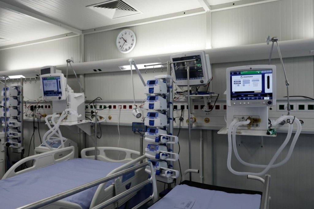 Περισσότεροι από 100 οι θάνατοι το τελευταίο 24ωρο – Στα 24.308 τα νέα κρούσματα κορονοϊού – Μειώθηκαν οι διασωληνωμένοι